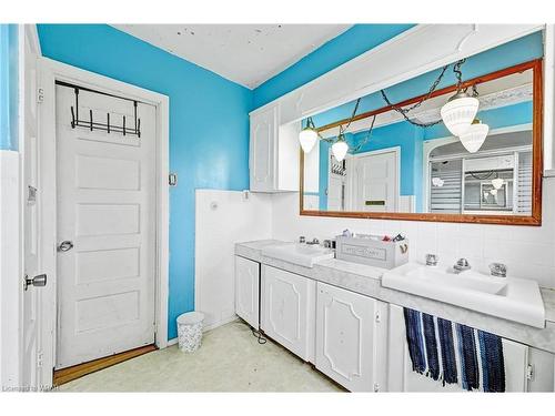 56 Victoria Avenue E, Crediton, ON - Indoor Photo Showing Bathroom