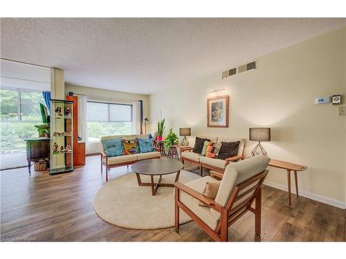 204-20 Berkley Road, Cambridge, ON - Indoor Photo Showing Living Room