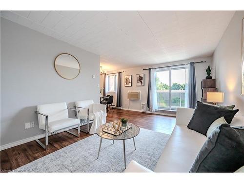 410-29 West Avenue, Kitchener, ON - Indoor Photo Showing Living Room