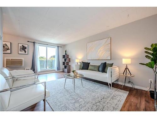 410-29 West Avenue, Kitchener, ON - Indoor Photo Showing Living Room