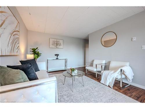 410-29 West Avenue, Kitchener, ON - Indoor Photo Showing Living Room