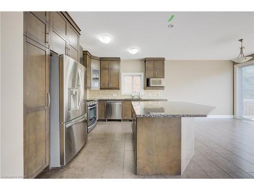 593 Pinery Trail, Waterloo, ON - Indoor Photo Showing Kitchen With Upgraded Kitchen