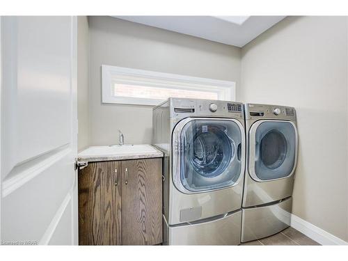 593 Pinery Trail, Waterloo, ON - Indoor Photo Showing Laundry Room