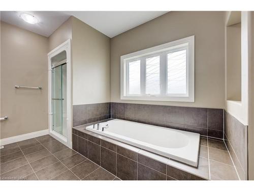 593 Pinery Trail, Waterloo, ON - Indoor Photo Showing Bathroom