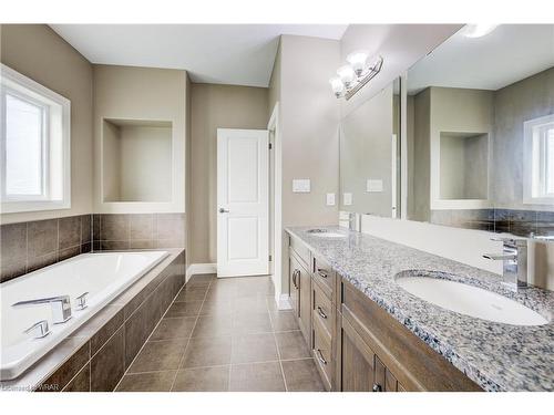 593 Pinery Trail, Waterloo, ON - Indoor Photo Showing Bathroom