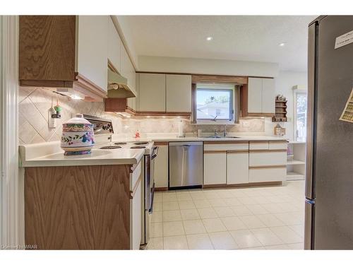 551 Hallmark Drive, Waterloo, ON - Indoor Photo Showing Kitchen