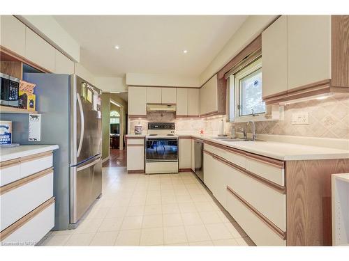 551 Hallmark Drive, Waterloo, ON - Indoor Photo Showing Kitchen