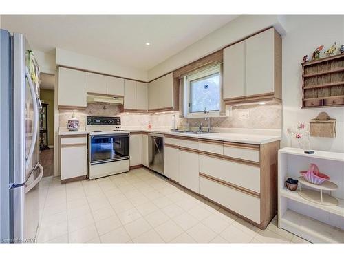 551 Hallmark Drive, Waterloo, ON - Indoor Photo Showing Kitchen