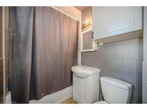 24 Edmonton Drive, Guelph, ON - Indoor Photo Showing Bathroom