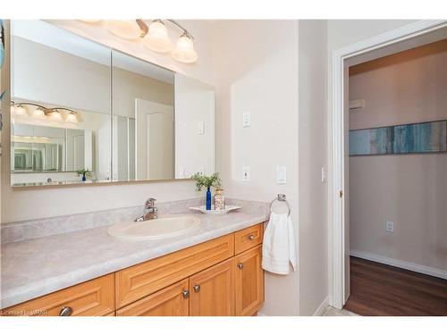 110 Ethel Road, Waterloo, ON - Indoor Photo Showing Bathroom