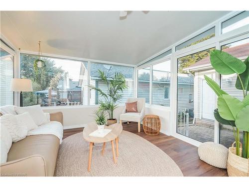 110 Ethel Road, Waterloo, ON - Indoor Photo Showing Living Room