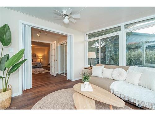 110 Ethel Road, Waterloo, ON - Indoor Photo Showing Living Room