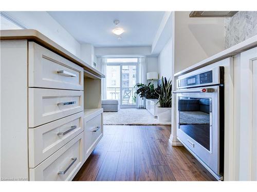 1104-155 Caroline Street S, Waterloo, ON - Indoor Photo Showing Kitchen