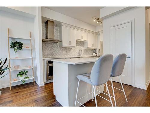 1104-155 Caroline Street S, Waterloo, ON - Indoor Photo Showing Kitchen