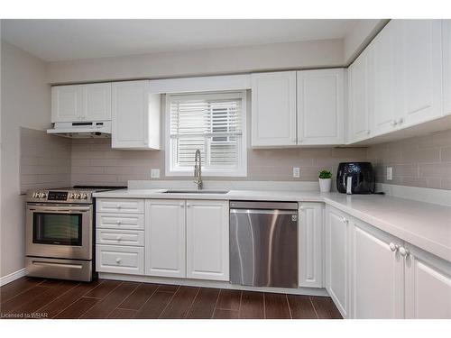 669 Star Flower Avenue, Waterloo, ON - Indoor Photo Showing Kitchen