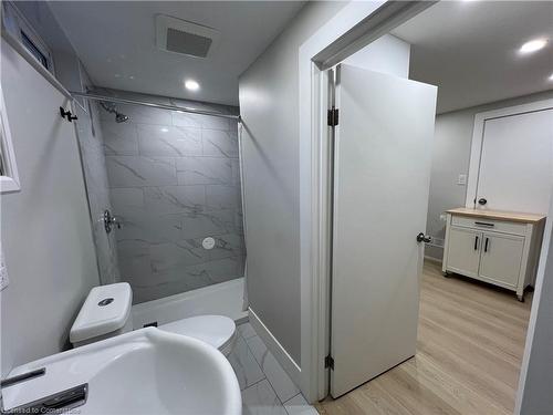 Lower-171 Kinzie Avenue, Kitchener, ON - Indoor Photo Showing Bathroom