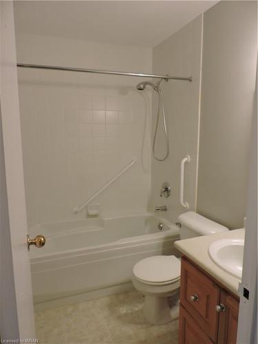 108-1100 Courtland Avenue E, Kitchener, ON - Indoor Photo Showing Bathroom