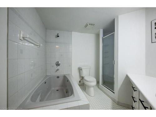 407-237 King Street W, Cambridge, ON - Indoor Photo Showing Bathroom