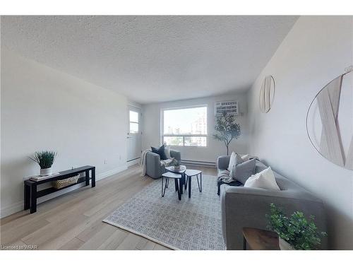 503-64 Benton Street, Kitchener, ON - Indoor Photo Showing Living Room