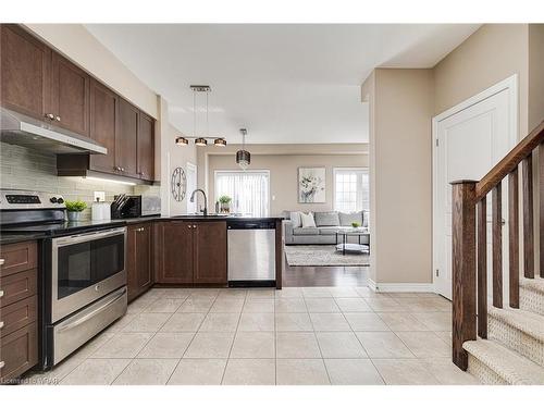 32-45 Royal Winter Drive, Binbrook, ON - Indoor Photo Showing Kitchen