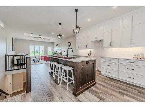 139 South Parkwood Boulevard, Elmira, ON - Indoor Photo Showing Kitchen With Upgraded Kitchen