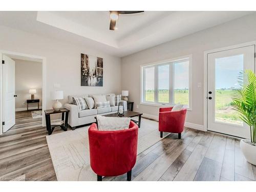 139 South Parkwood Boulevard, Elmira, ON - Indoor Photo Showing Living Room