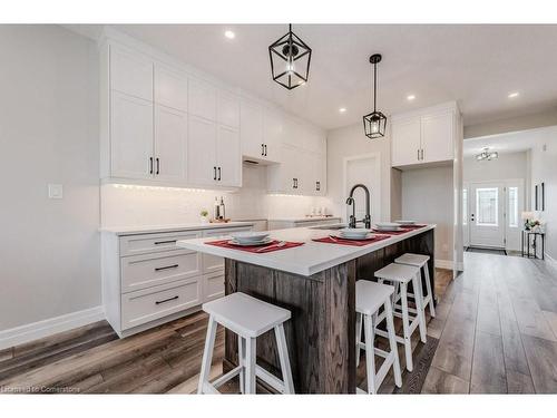 139 South Parkwood Boulevard, Elmira, ON - Indoor Photo Showing Kitchen With Upgraded Kitchen