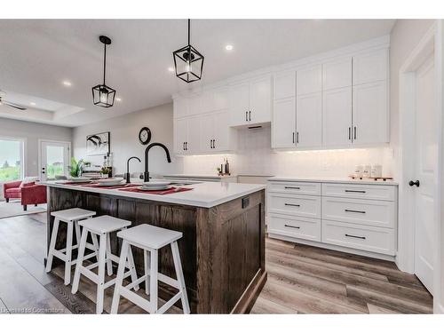 139 South Parkwood Boulevard, Elmira, ON - Indoor Photo Showing Kitchen With Upgraded Kitchen