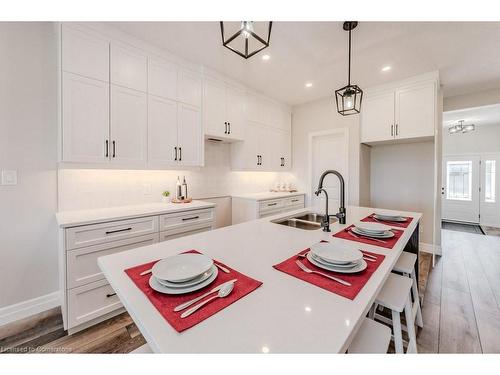 139 South Parkwood Boulevard, Elmira, ON - Indoor Photo Showing Kitchen With Double Sink With Upgraded Kitchen