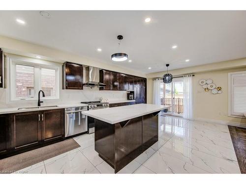 155 Gravel Ridge Trail Nw, Kitchener, ON - Indoor Photo Showing Kitchen With Upgraded Kitchen