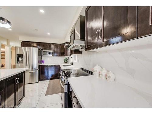 155 Gravel Ridge Trail Nw, Kitchener, ON - Indoor Photo Showing Kitchen With Upgraded Kitchen