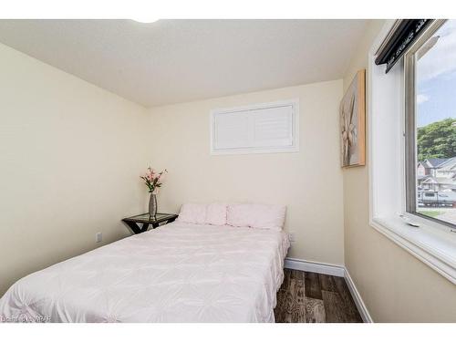 155 Gravel Ridge Trail Nw, Kitchener, ON - Indoor Photo Showing Bedroom