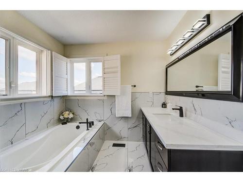 155 Gravel Ridge Trail Nw, Kitchener, ON - Indoor Photo Showing Bathroom