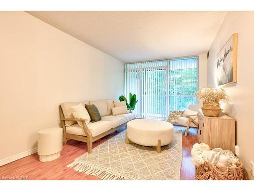 309-2565 Erin Centre Boulevard, Mississauga, ON - Indoor Photo Showing Living Room