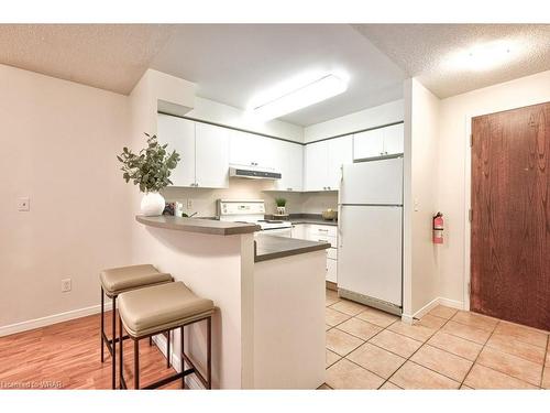 309-2565 Erin Centre Boulevard, Mississauga, ON - Indoor Photo Showing Kitchen