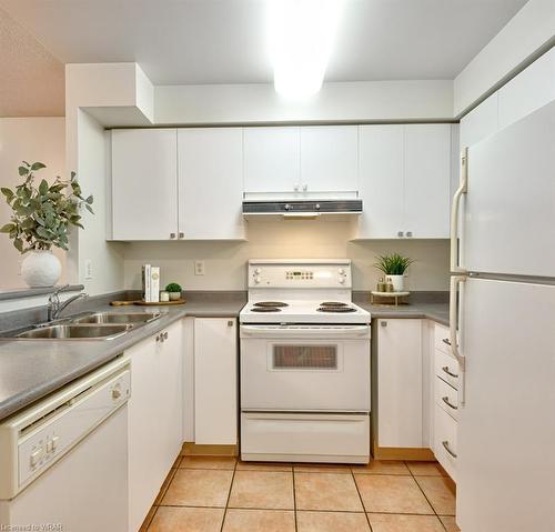 309-2565 Erin Centre Boulevard, Mississauga, ON - Indoor Photo Showing Kitchen With Double Sink