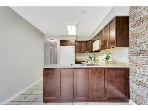 16 Crawford Crescent, Cambridge, ON - Indoor Photo Showing Kitchen With Double Sink