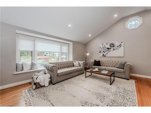 8 Croyden Place, Waterloo, ON - Indoor Photo Showing Living Room