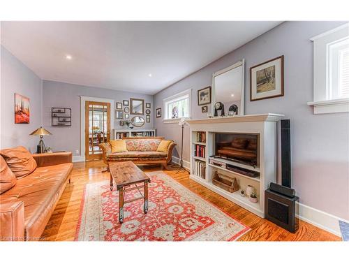 31 Chestnut Street, Kitchener, ON - Indoor Photo Showing Living Room