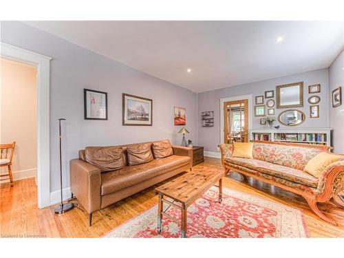 31 Chestnut Street, Kitchener, ON - Indoor Photo Showing Living Room