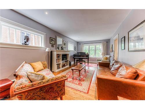 31 Chestnut Street, Kitchener, ON - Indoor Photo Showing Living Room