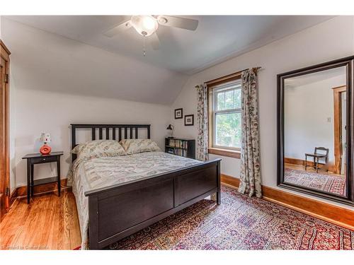 31 Chestnut Street, Kitchener, ON - Indoor Photo Showing Bedroom