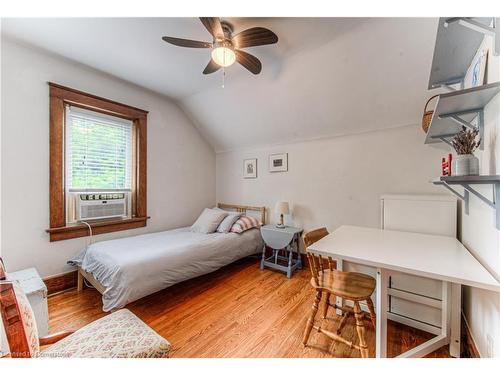 31 Chestnut Street, Kitchener, ON - Indoor Photo Showing Bedroom