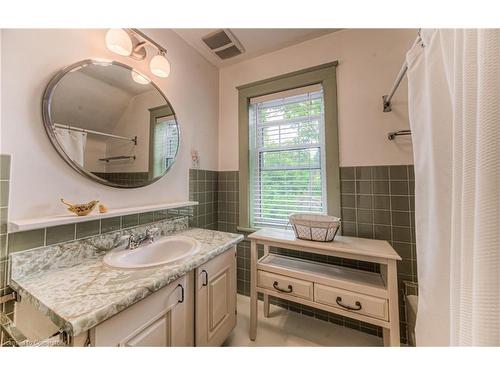 31 Chestnut Street, Kitchener, ON - Indoor Photo Showing Bathroom