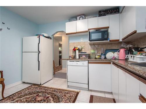 202 Dundas Avenue, Kitchener, ON - Indoor Photo Showing Kitchen