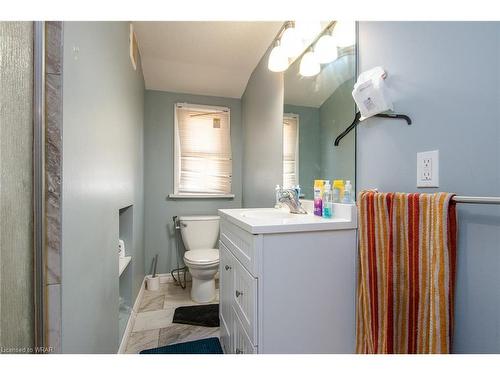 202 Dundas Avenue, Kitchener, ON - Indoor Photo Showing Bathroom