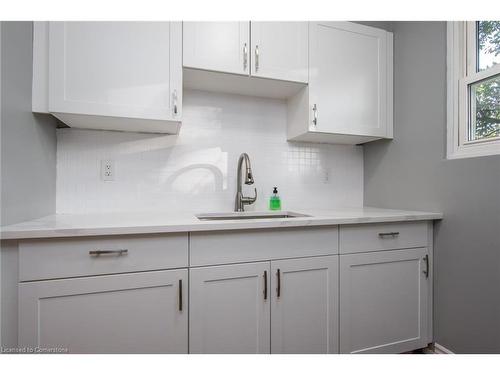 8-450 Pioneer Drive, Kitchener, ON - Indoor Photo Showing Kitchen