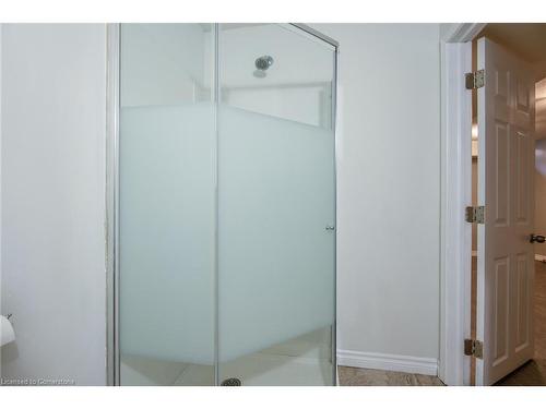 8-450 Pioneer Drive, Kitchener, ON - Indoor Photo Showing Bathroom