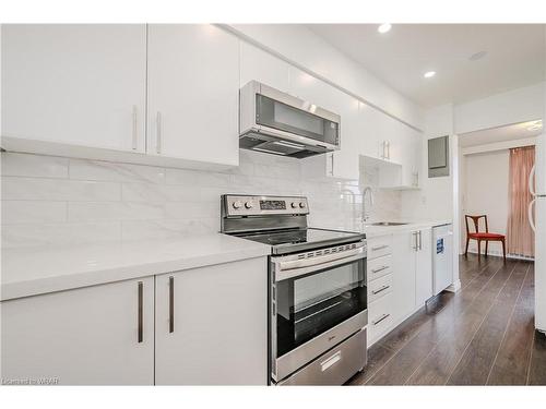 1507-1966 Main Street W, Hamilton, ON - Indoor Photo Showing Kitchen With Upgraded Kitchen