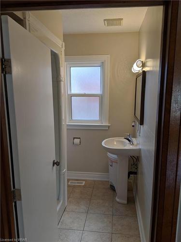 42 Regina Street N, Waterloo, ON - Indoor Photo Showing Bathroom